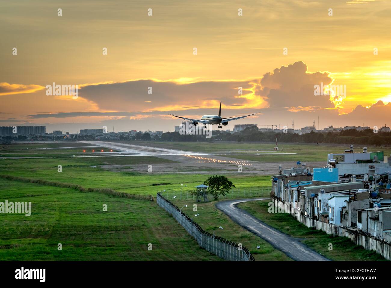 Aeroporto Tan Son Nhat, ho Chi Minh City, Vietnam - 28 febbraio 2021: L'aereo commerciale sta per atterrare all'aeroporto Tan Son Nhat nel bel pomeriggio Foto Stock