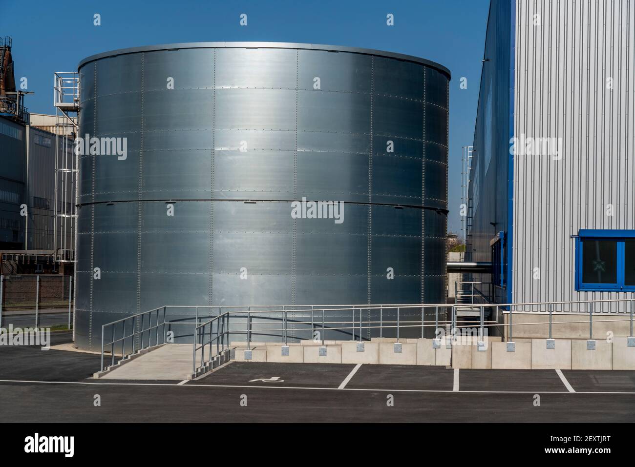 Nuova costruzione di una sala logistica a Duisburg-Wanheim, appartiene al sito Logport 2, serbatoio di acqua estinguente, ancora inutilizzato, moderno sito logistico Foto Stock