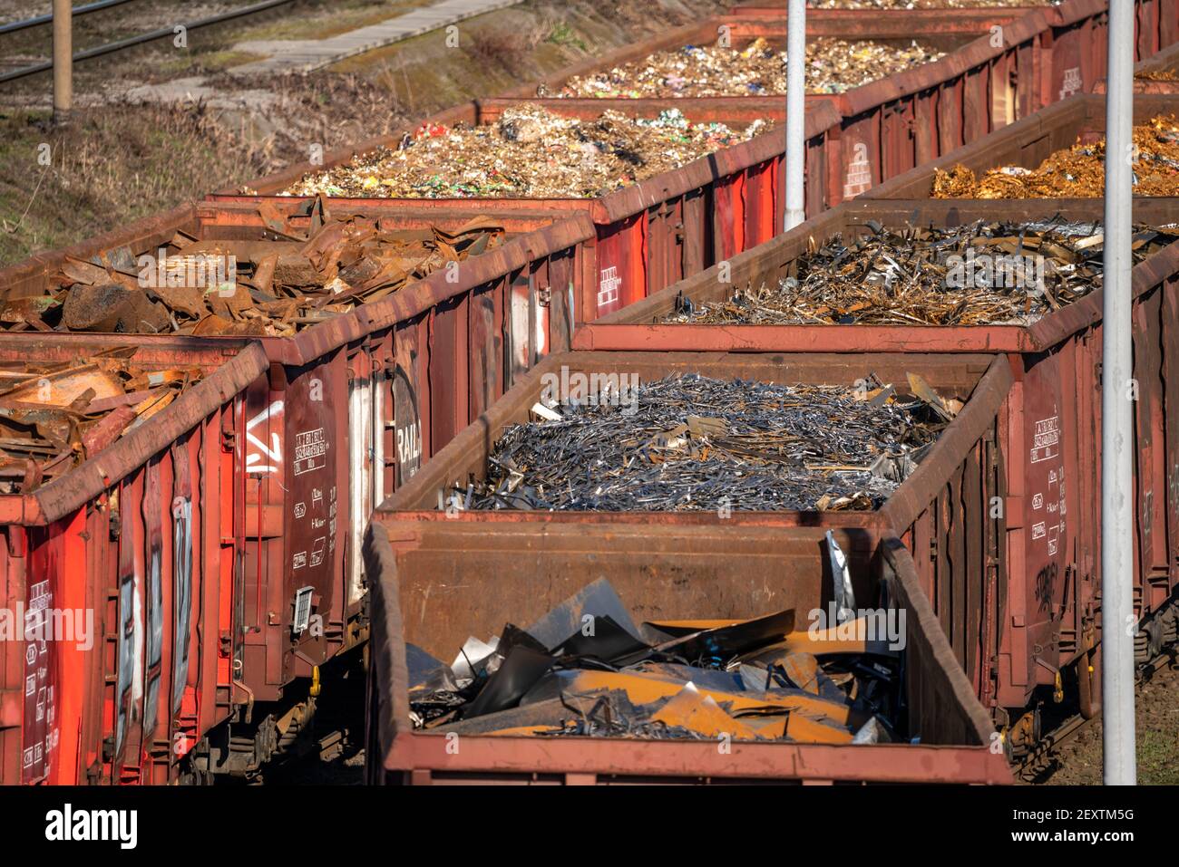Consegna di rottami metallici, per ferrovia, a HKM, Hüttenwerke Krupp-Mannesmann a Duisburg-Hüttenheim, vengono riversati e trasformati in prodotti siderurgici, Duisb Foto Stock