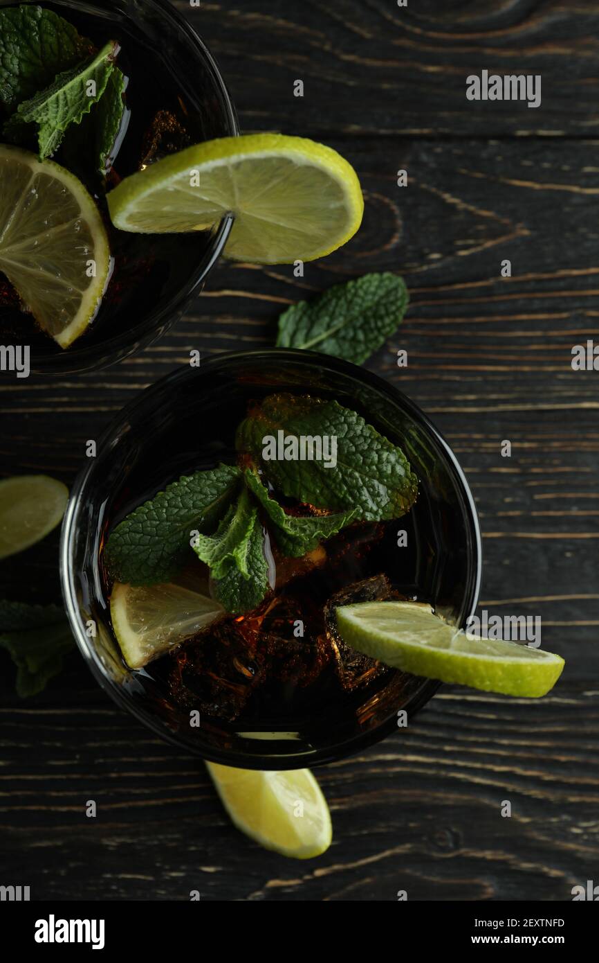 Bicchieri di Cuba Libre cocktail su tavolo di legno Foto Stock