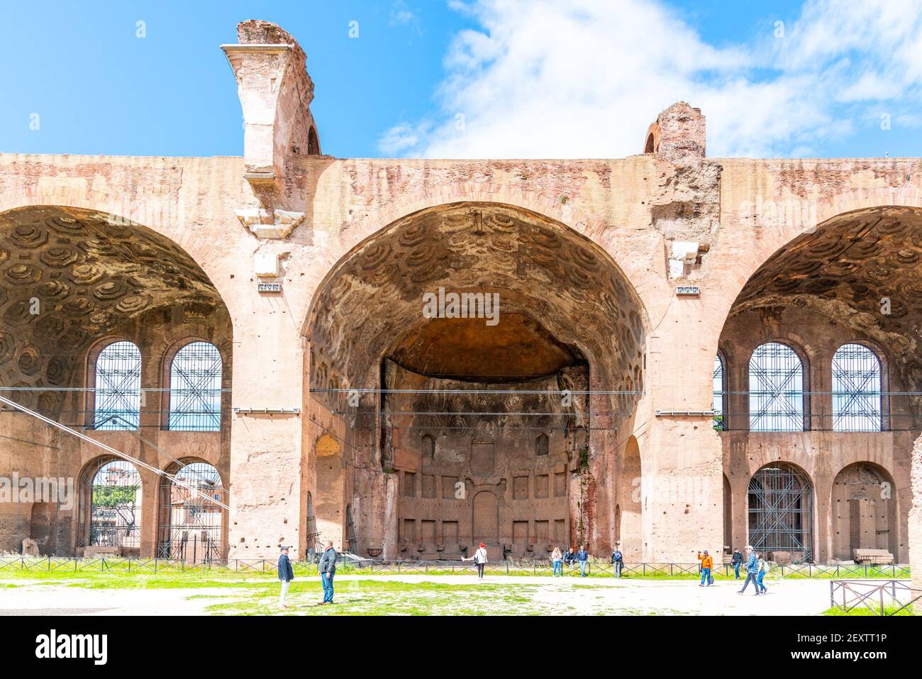 ROMA, ITALIA - 06 MAGGIO 2019: Archi monumentali della Basilica di Massenzio, in italiano: Basilica di Massenzio, rovine del Foro Romano, Roma, Italia Foto Stock
