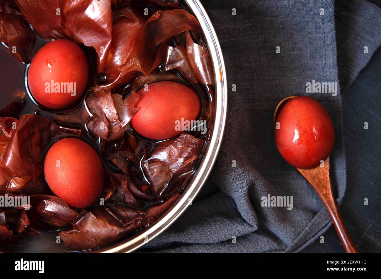 Uova di Pasqua di colore naturale con buccia di cipolla. Colorazione atossica delle uova di Pasqua. Foto Stock