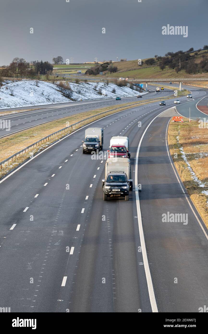 Traffico sull'autostrada M6 a Shap in Cumbria in una serata d'inverno. Foto Stock