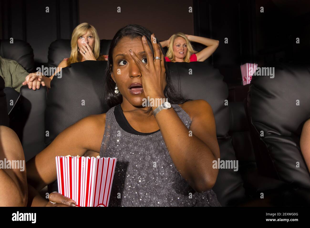 Persone che guardano un film Foto Stock