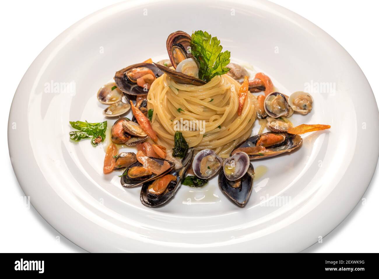 pasta di pesce, spaghetti italiani con vongole cozze e prezzemolo nella piastra bianca isolata sul bianco Foto Stock