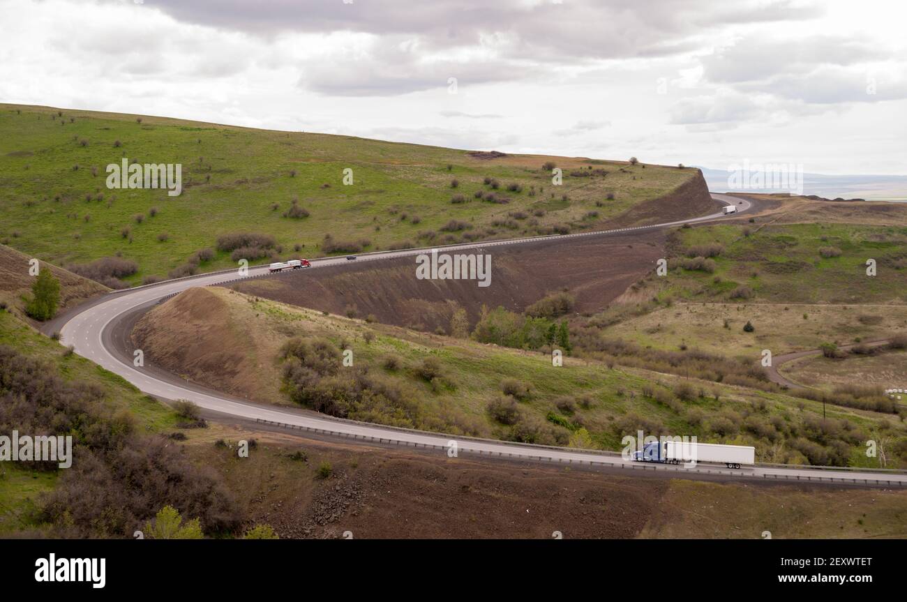 Open Road semi Trucks Travel curva autostrada Oregon Campagna Foto Stock