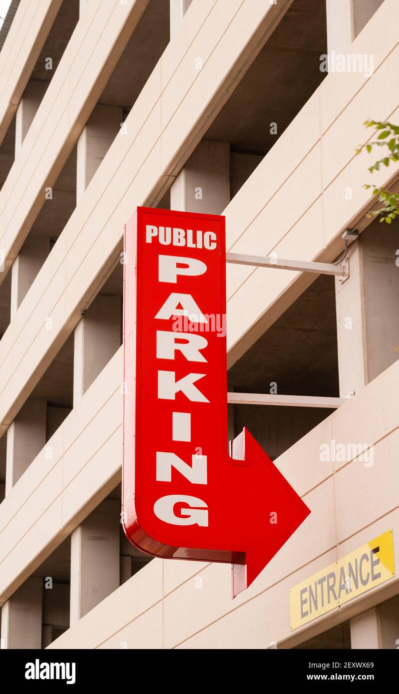 Parcheggio nel centro della città, il cartello con la freccia rossa indica il parco Foto Stock