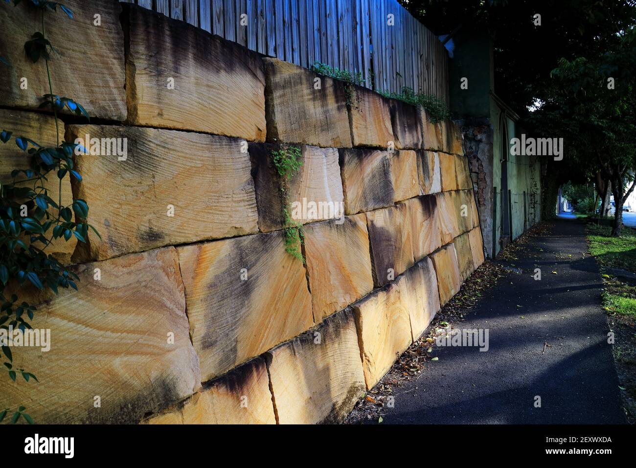 Antico muro di pietra gialla Foto Stock