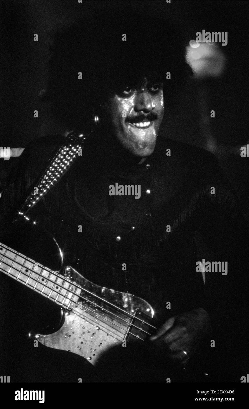 NIJMEGEN, PAESI BASSI - 13 FEB 1981 : il bassista Phil Lynott, protagonista di Thin Lizzy, è in diretta sul palco durante un concerto nei Paesi Bassi. Foto Stock