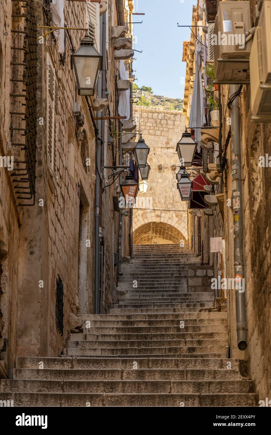 Dubrovnik, Croazia - 22 agosto 2020: Scale di pietra per la città vecchia in estate mattina Foto Stock