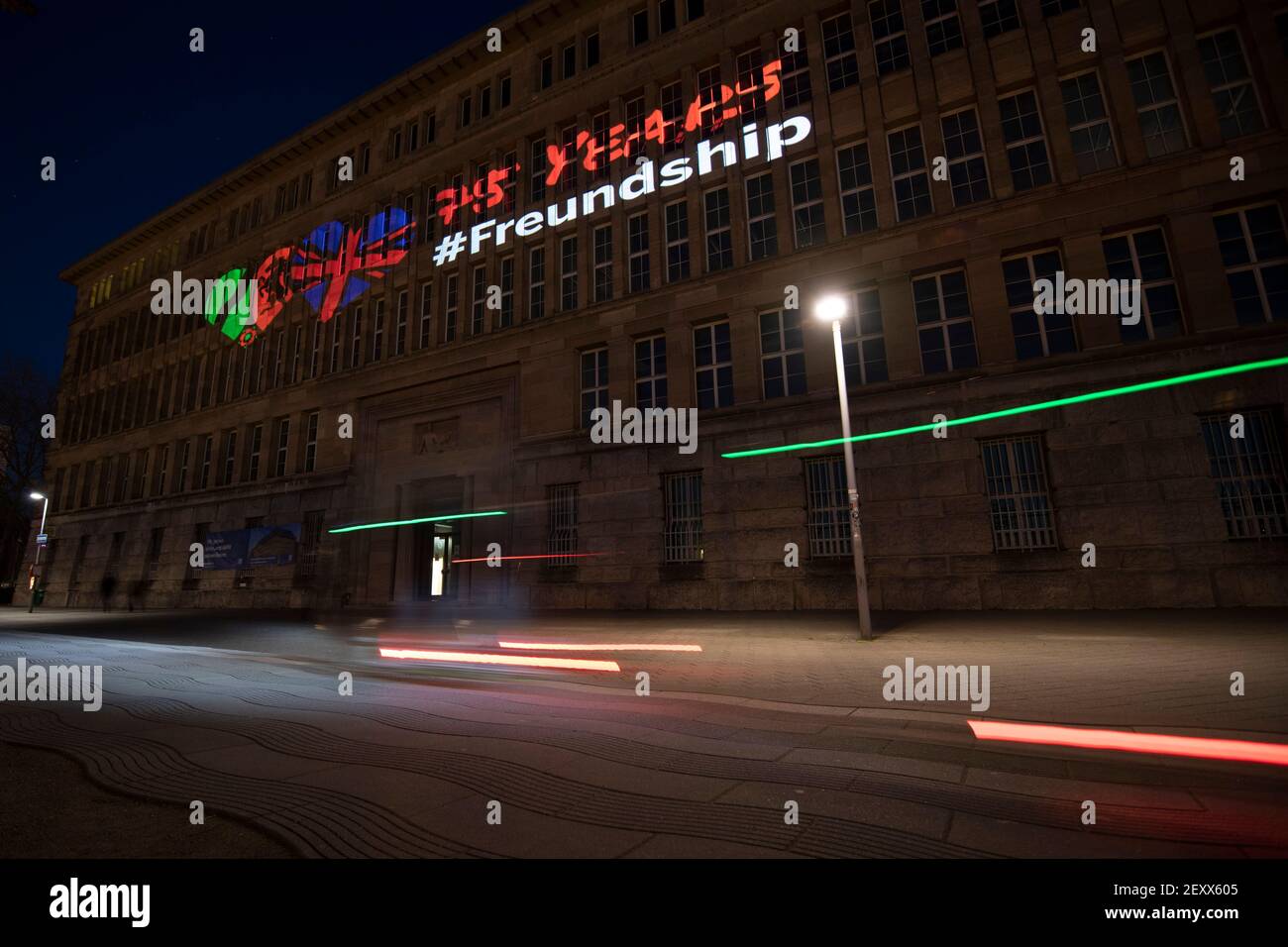 Duesseldorf, Germania. 02 marzo 2021. La proiezione sulla facciata del Behrensbau, il lungofiume, la fotografia data all'inizio dell'anno di anniversario 75 anni di relazioni tra il Nord Reno-Westfalia e il Regno Unito, la proiezione della facciata del logo comune 'Aû75 ANNI‚Aú Freundship 2021 sulla Duesseldorfer Rheinuferpromenade, 2 marzo. ¬ | utilizzo in tutto il mondo Credit: dpa/Alamy Live News Foto Stock