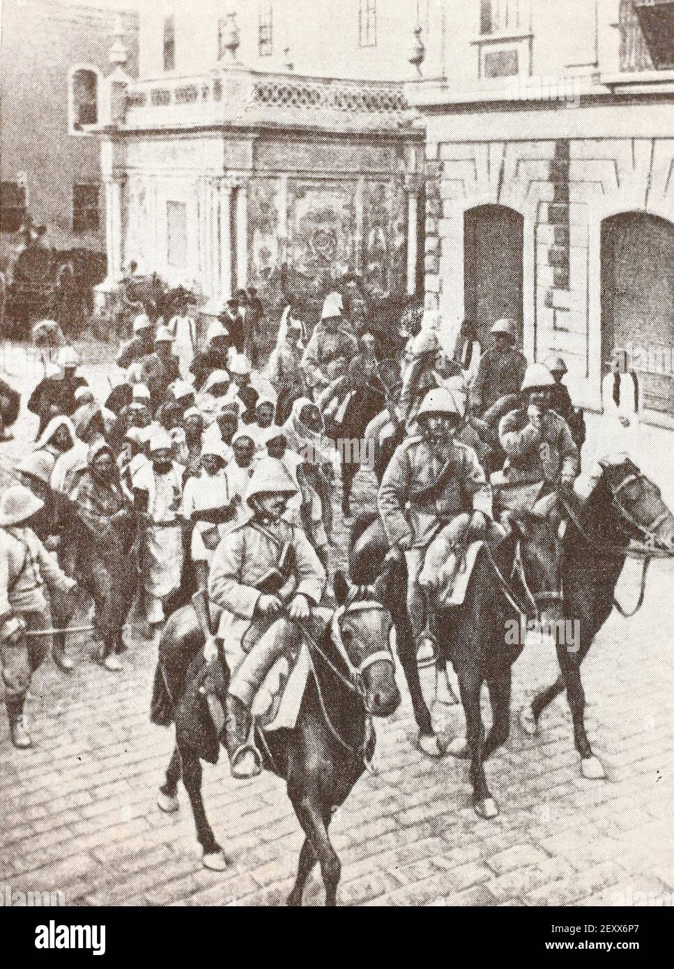 Gli arabi arrestati sotto la scorta delle truppe italiane a Tripoli nel 1911. Foto Stock