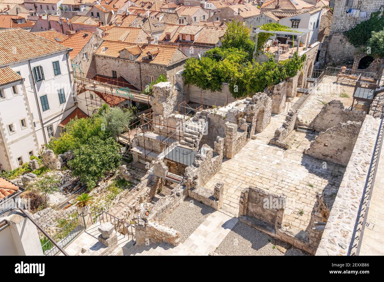 Vuoto pietra calcarea rovina costruzione nel centro della città vecchia di Dubrovnik In Croazia estate Foto Stock