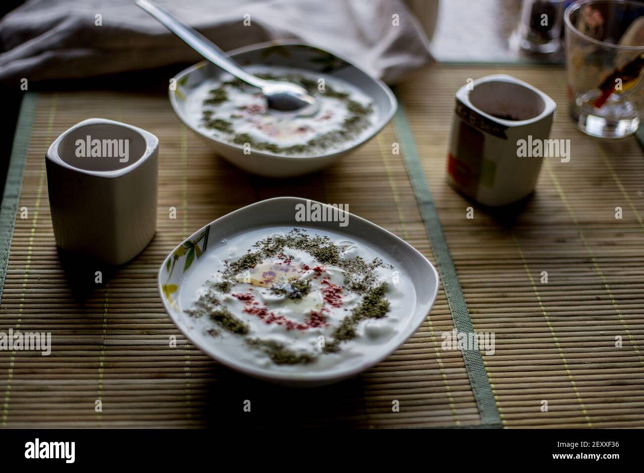 il cacık è fatto con yogurt, aglio, cetriolo e menta. Sia gli antipasti che i pasti sono mangiati come le insalate, Foto Stock