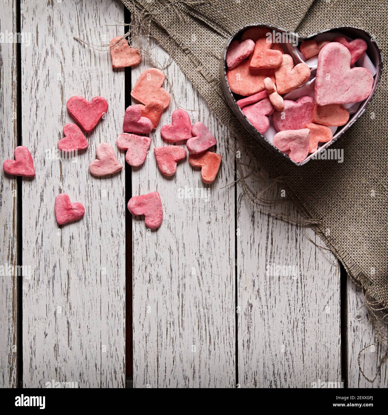 Aprire la confezione regalo a forma di cuore con un mucchio di cuori Foto Stock