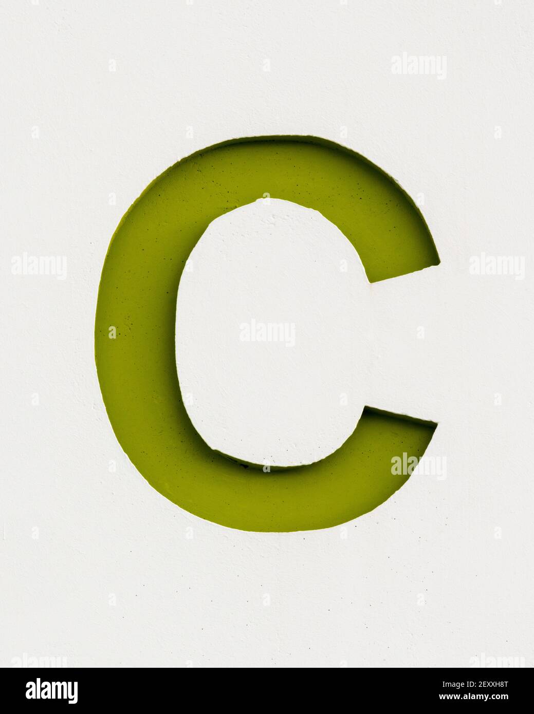 Lettera verde oliva C come sollievo inverso Foto Stock