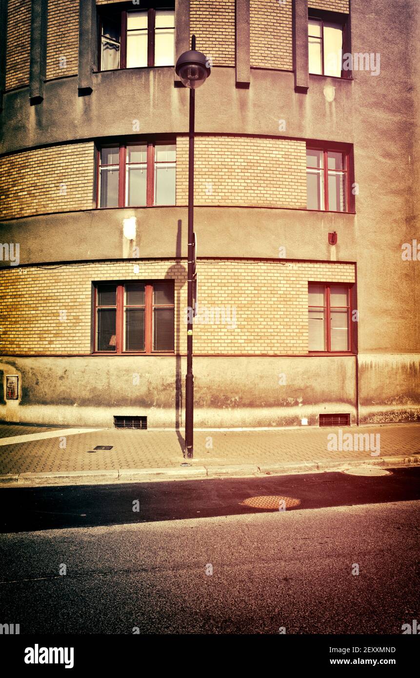 angolo della strada con lampada e finestre dell'edificio Foto Stock