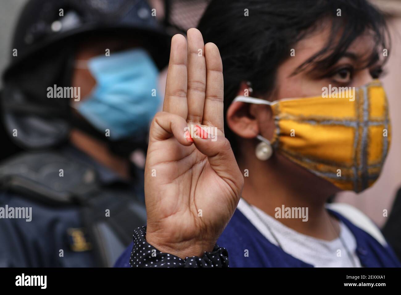 Kathmandu, NE, Nepal. 5 marzo 2021. Un attivista nepalese partecipa a una protesta contro il colpo di stato militare di fronte all'ambasciata del Myanmar a Kathmandu, Nepal, il 5 marzo 2021. Credit: Aryan Dhimal/ZUMA Wire/Alamy Live News Foto Stock