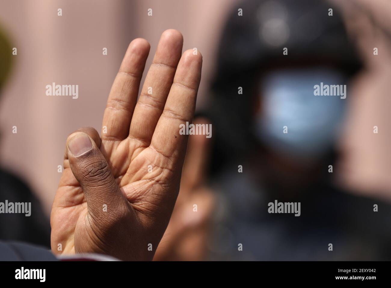 Kathmandu, NE, Nepal. 5 marzo 2021. Un attivista nepalese partecipa a una protesta contro il colpo di stato militare di fronte all'ambasciata del Myanmar a Kathmandu, Nepal, il 5 marzo 2021. Credit: Aryan Dhimal/ZUMA Wire/Alamy Live News Foto Stock