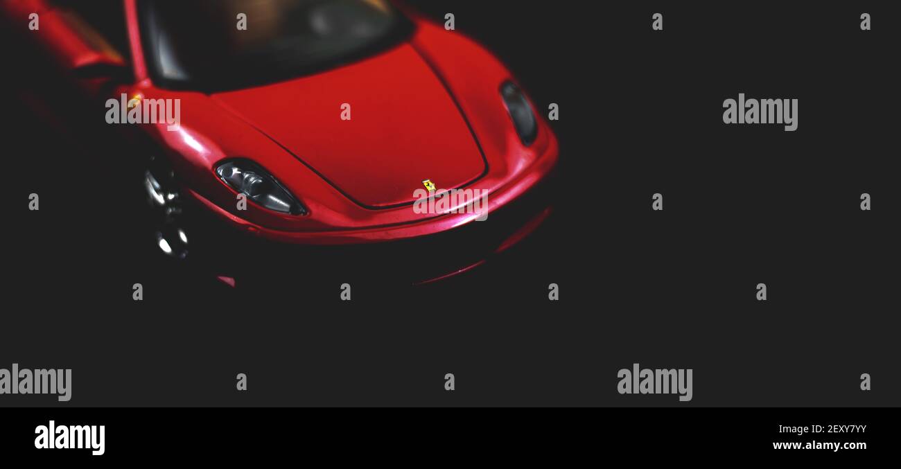Kharkov, Ucraina - 24 febbraio 2021: Ferrari F430 Spider giocattolo auto sportiva vista frontale, mozzafiato su sfondo nero Foto Stock