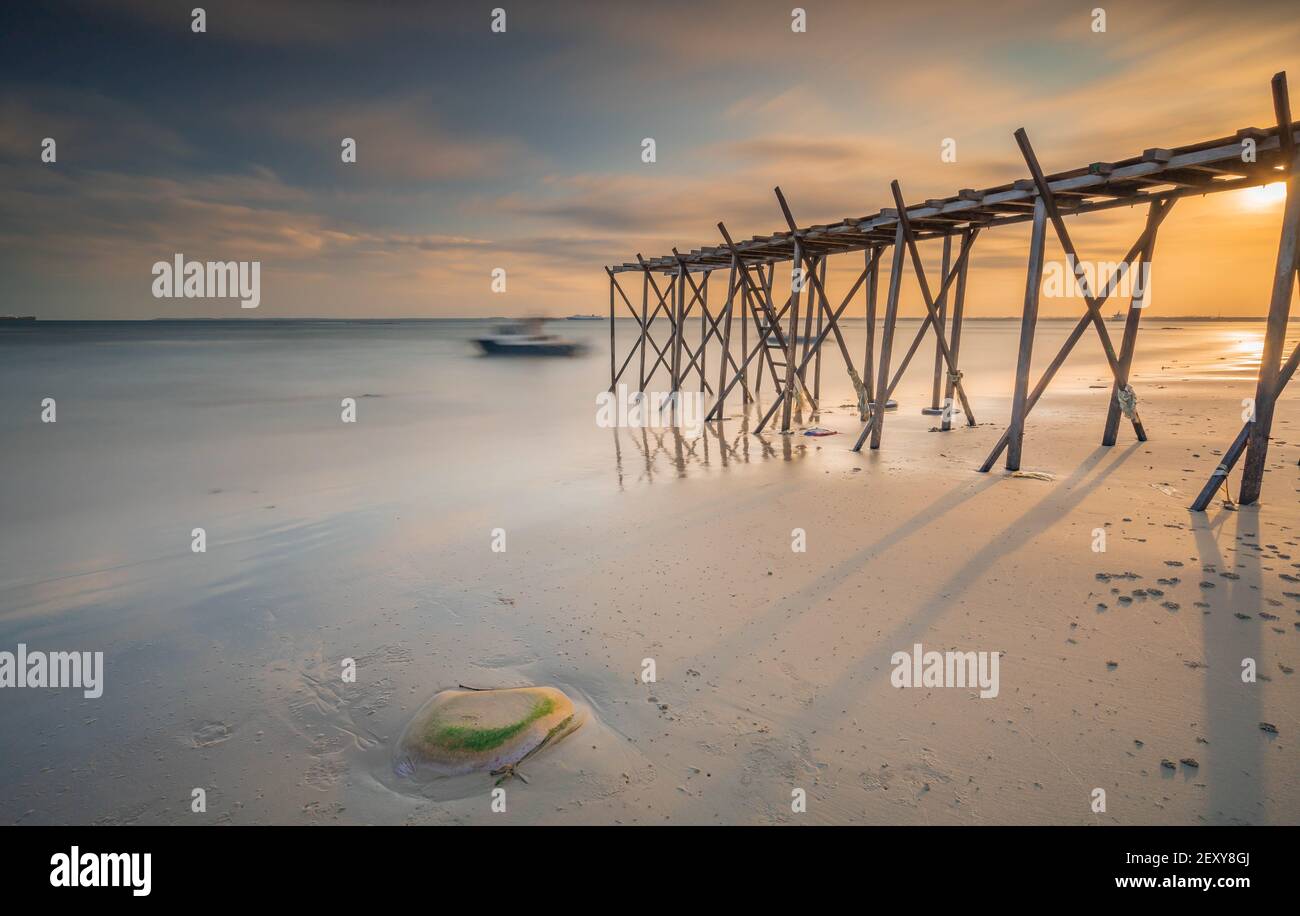 Porto di legno nella spiaggia di Melawai, Balikpapan, Borneo orientale, Indonesia Foto Stock