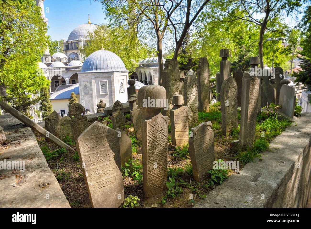 Antiche lapidi al cimitero antico di Istanbul Foto Stock