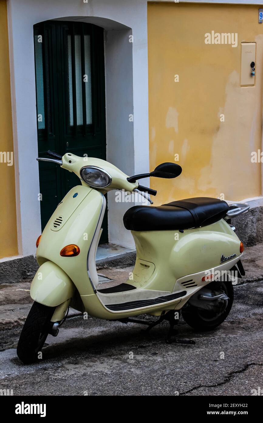 scooter giallo in calabria Foto Stock