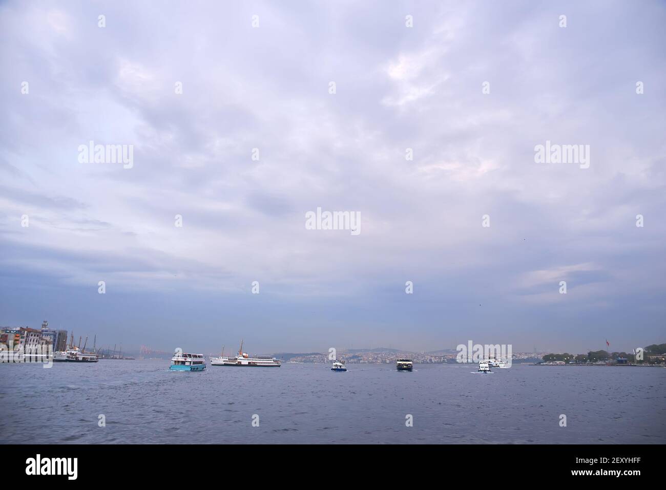 Navi passeggeri nello stretto del Bosforo, Istanbul, Turchia Foto Stock