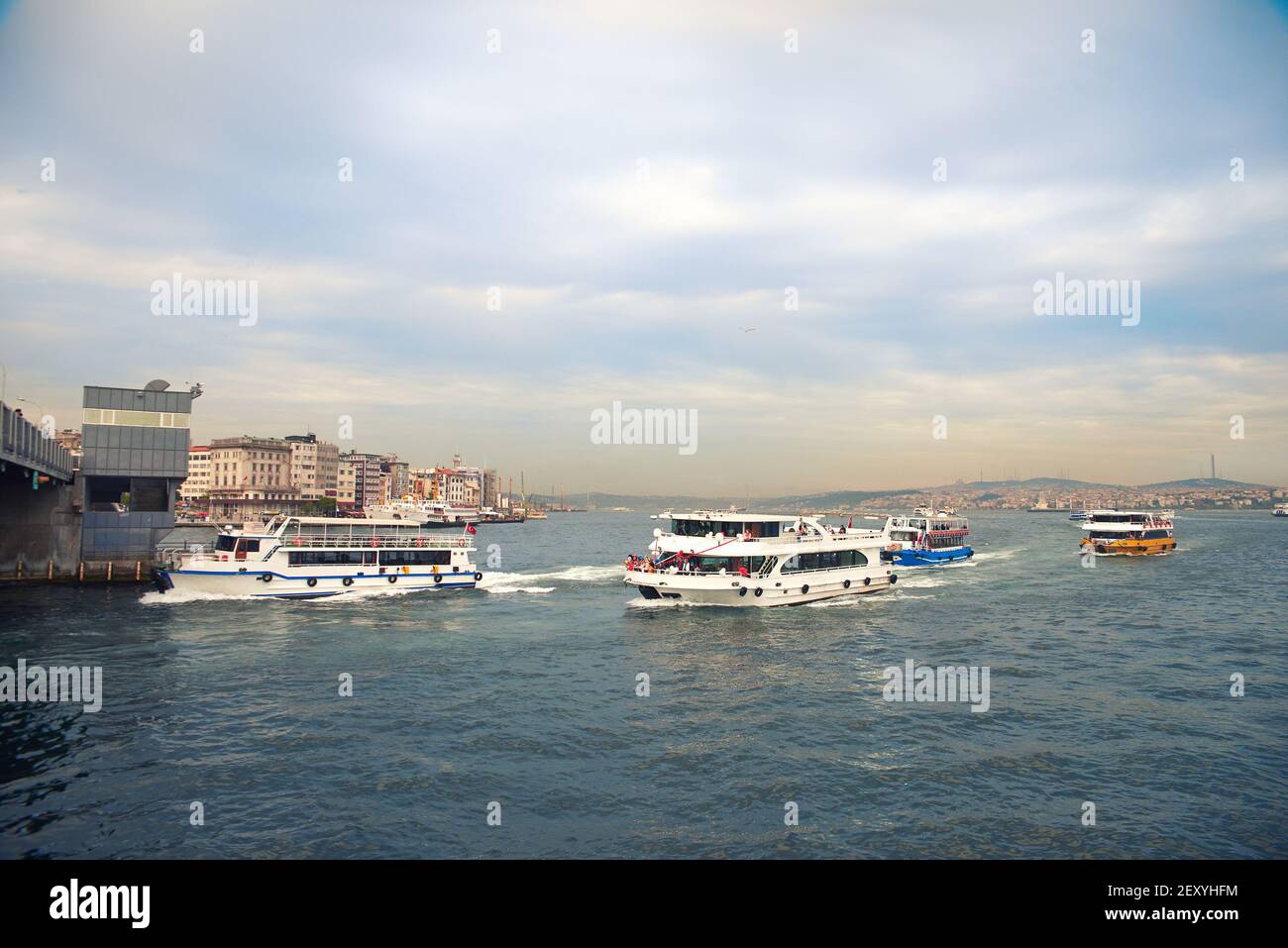 Navi passeggeri nello stretto del Bosforo, Istanbul, Turchia Foto Stock