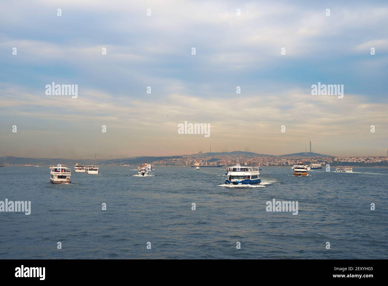 Navi passeggeri nello stretto del Bosforo, Istanbul, Turchia Foto Stock