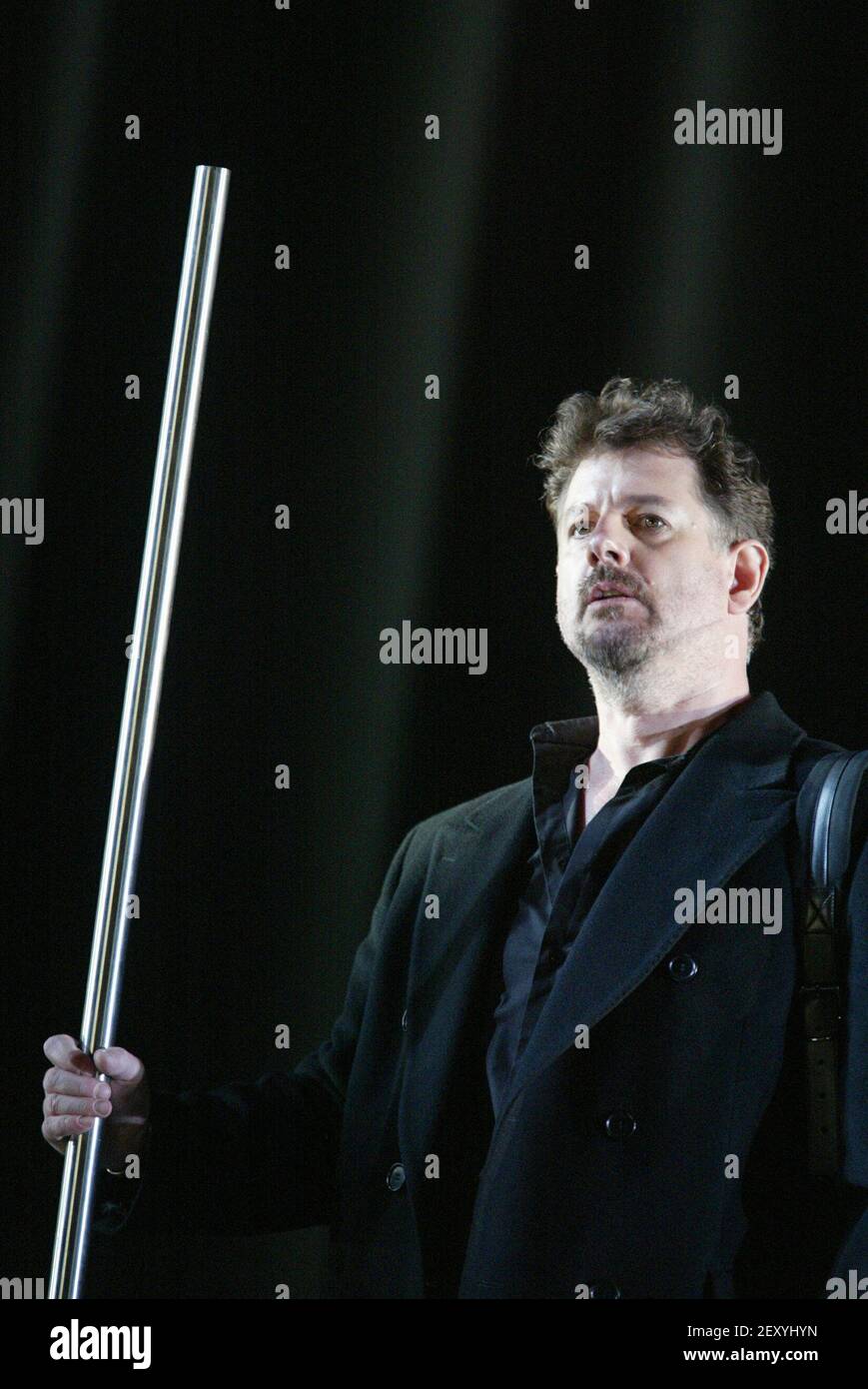 Robert Hayward (Wotan) nella VALKYRIE di Wagner alla English National Opera (ENO), London Coliseum 08/05/2004 direttore: Paul Daniel design: Richard Hudson illuminazione: Mark Henderson regista: Phyllida Lloyd Foto Stock