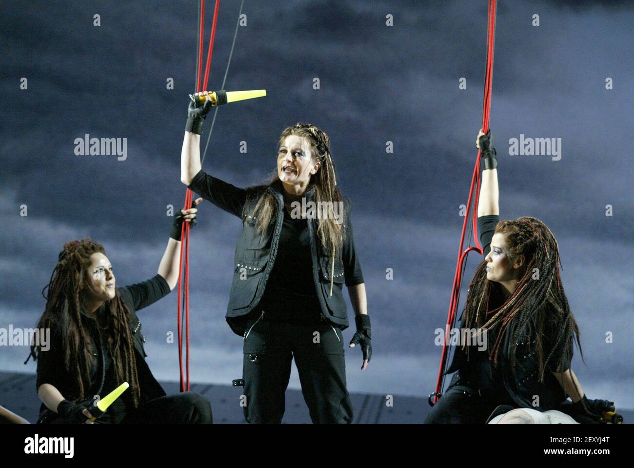 Atto 3: Valhalla - l-r: Giselle Allen (Gerhilde), Leah-Marian Jones (Rossweisse), Julia Melinek (Helmwige) nella VALKYRIE di Wagner alla English National Opera (ENO), London Coliseum 08/05/2004 direttore: Paul Daniel design: Richard Hudson illuminazione: Mark Henderson regista: Phyllida Lloyd Foto Stock