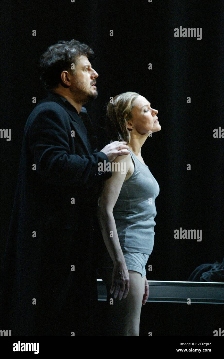 Robert Hayward (Wotan), Kathleen Broderick (Brunnhilde) nella VALKYRIE di Wagner alla English National Opera (ENO), London Coliseum 08/05/2004 direttore: Paul Daniel design: Richard Hudson illuminazione: Mark Henderson regista: Phyllida Lloyd Foto Stock