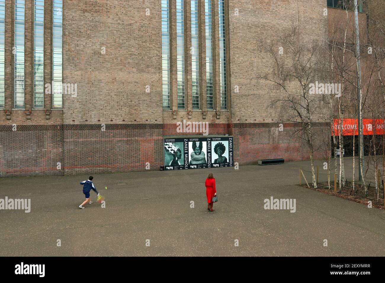Un ragazzo gioca a squash, da solo, contro il muro del Tate Modern sulla Southbank, Londra, durante il blocco nel marzo 2021 Foto Stock