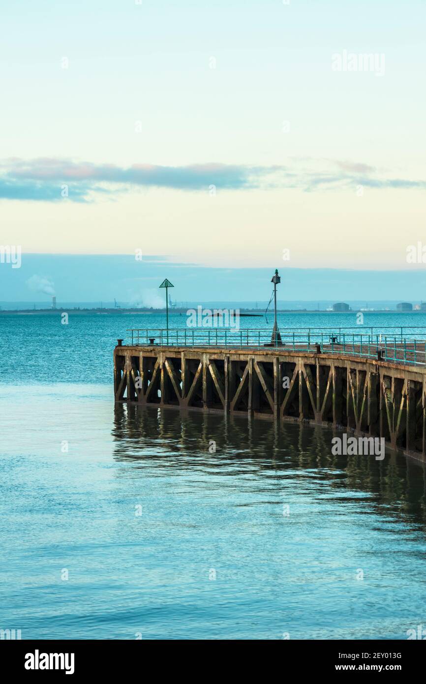 Old Barge Pier al Gunners Park di Shoeburyness poco prima Alba su una mattina di marcia chiara e luminosa Foto Stock