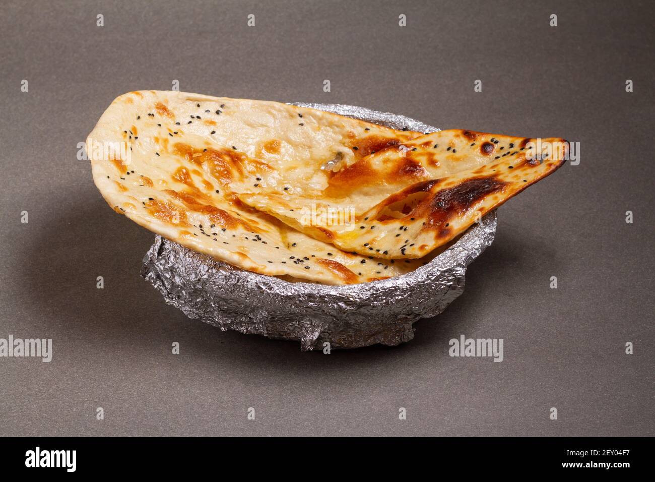 Cucina indiana Tandoori Roti anche servito in cestino tra cui cappati, pane piatto, pane naan o nan su sfondo di legno Foto Stock