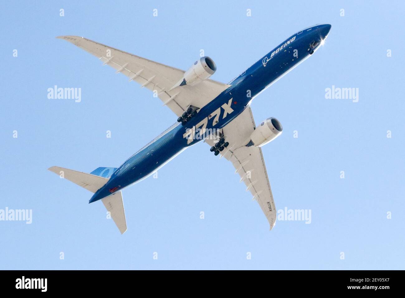 Mesa, Stati Uniti. 04 marzo 2021. Il nuovo aereo di linea Boeing 777X con corpo largo è stato sottoposto a un volo di prova su un quartiere a Mesa, Arizona USA, il 4 marzo 2021. Questo velivolo sarà il più grande ed efficiente jet a due motori al mondo e fornirà il 10% di consumo di combustibile e le emissioni inferiori e il 10% di costi di esercizio inferiori. Con ampie cabine spaziose e innovazioni del Dreamliner 787, il 77X è destinato a offrire l'esperienza di volo del futuro. (Foto di Alexandra Buxbaum/Sipa USA) Credit: Sipa USA/Alamy Live News Foto Stock