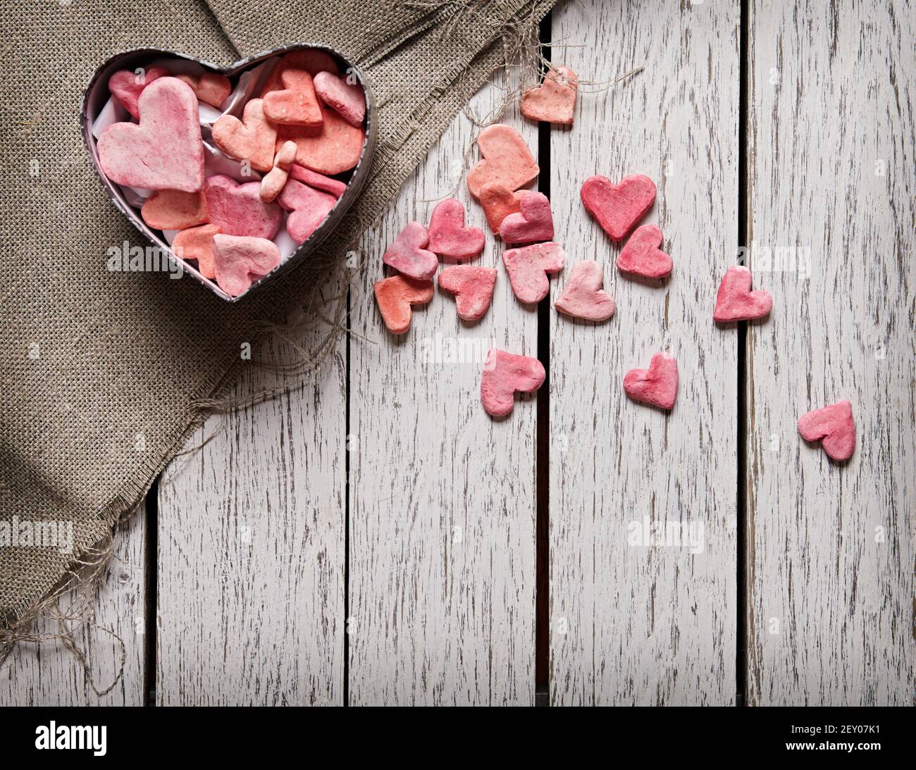 Aprire la confezione regalo a forma di cuore con piccoli cuori Foto Stock