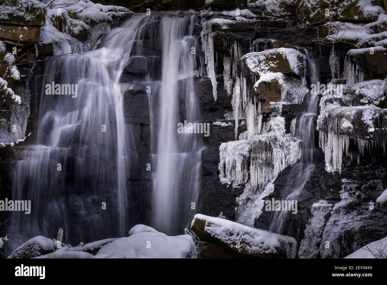 Cascata ghiacciata con rocce ghiacciate e ghiacci. Wharnley Burn County Durham in inverno. Foto Stock