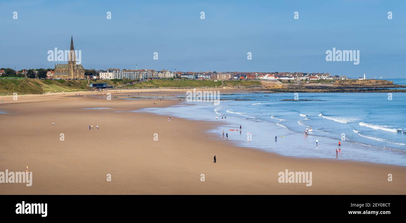 Guardando a nord sulle vaste sabbie della spiaggia di Longsands a. Tynemouth sulla costa del Northumberland del Nord-est dell'Inghilterra Foto Stock