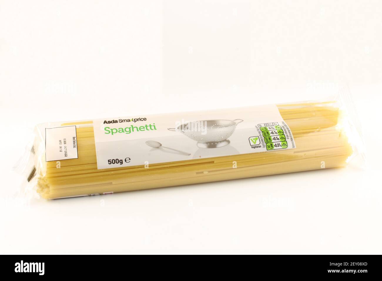 Pacchetti di spaghetti essiccati isolati su fondo bianco con spazio di copia Foto Stock