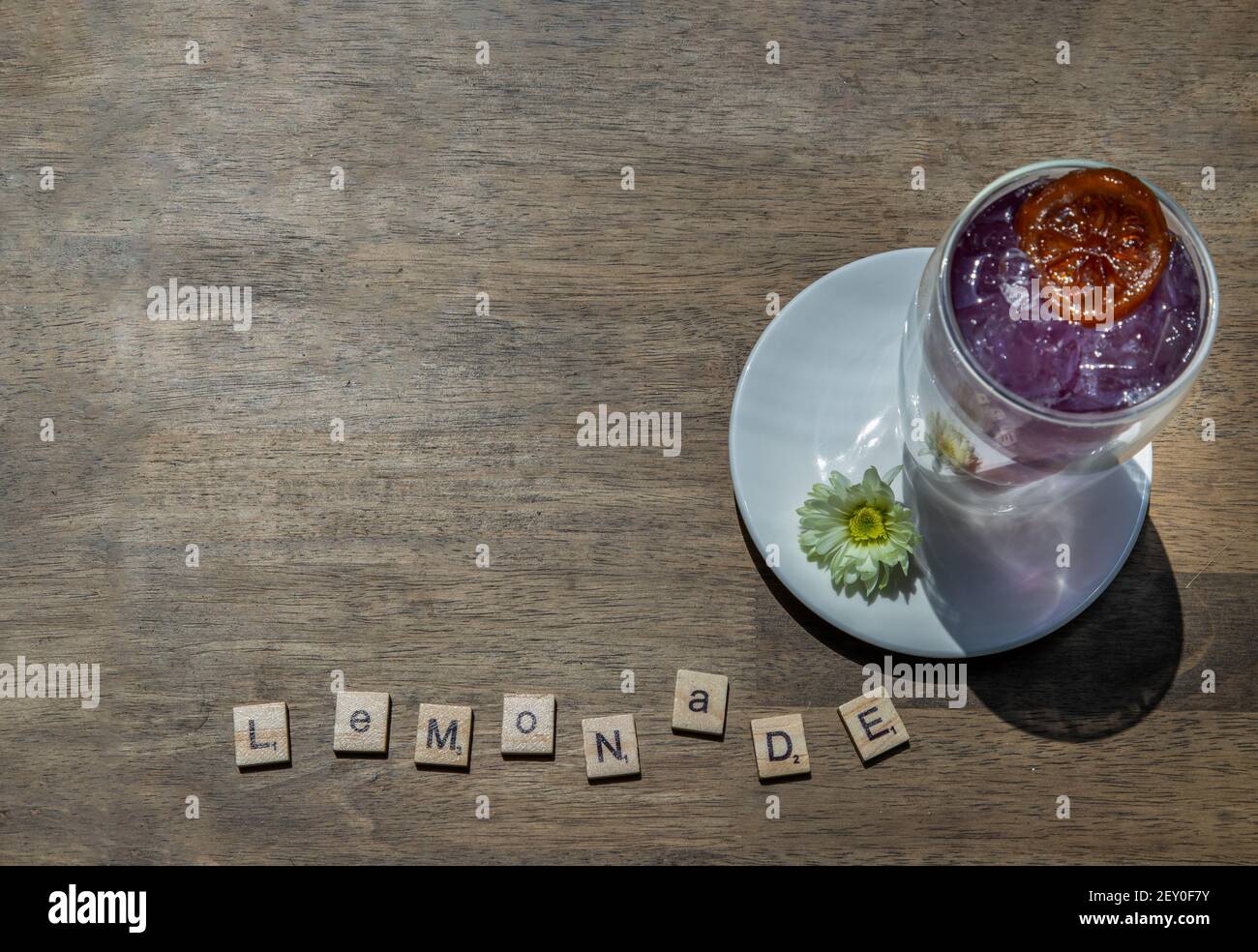 bangkok, Thailandia - 24 febbraio 2021 : bicchiere di bevanda analcolica con limonata, succo di pisello farfalla miscelatore arancione (Anchan) bevanda rinfrescante fredda o bevanda con Foto Stock