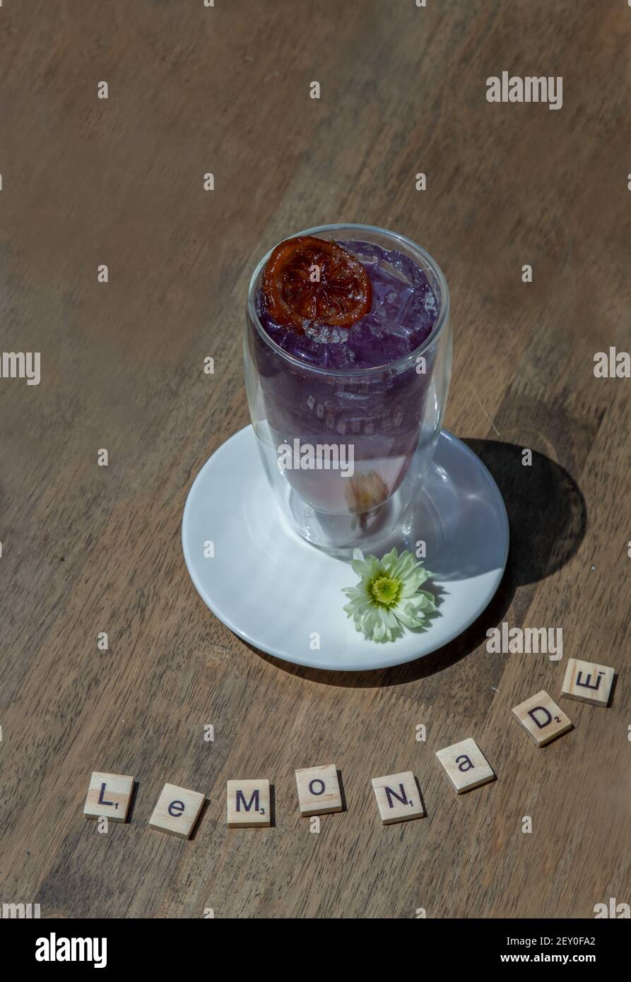 bangkok, Thailandia - 24 febbraio 2021 : bicchiere di bevanda analcolica con limonata, succo di pisello farfalla miscelatore arancione (Anchan) bevanda rinfrescante fredda o bevanda con Foto Stock