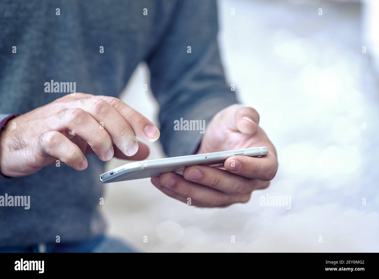 L'uomo utilizza lo smartphone Foto Stock