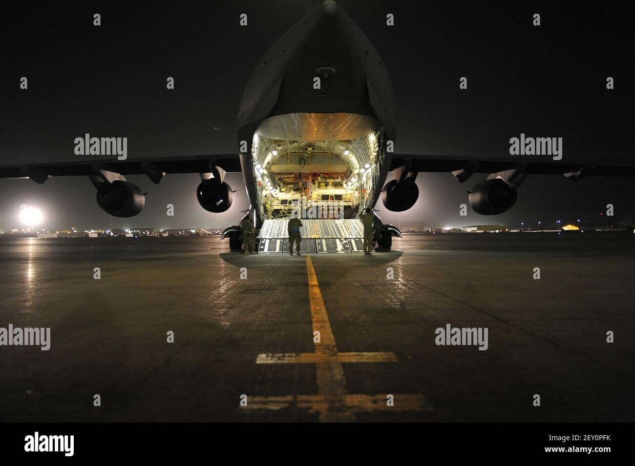 Gli Airmen statunitensi con il 455th Expeditionary Aerial Port Squadron e la 60th Air Mobility Wing caricano veicoli all-Terrain resistenti alle mine e protetti con imboscata in un aereo C-17 Globemaster III 11 agosto 2014, a Bagram Airfield, Afghanistan. Le forze statunitensi e internazionali nel 2013 hanno iniziato il processo di abbattere i beni in Afghanistan in vista della transizione finale alla consegna della sicurezza afghana alle forze afghane. (Foto di Major Brandon Lingle, U.S. Air Force/DoD/Sipa USA) Foto Stock
