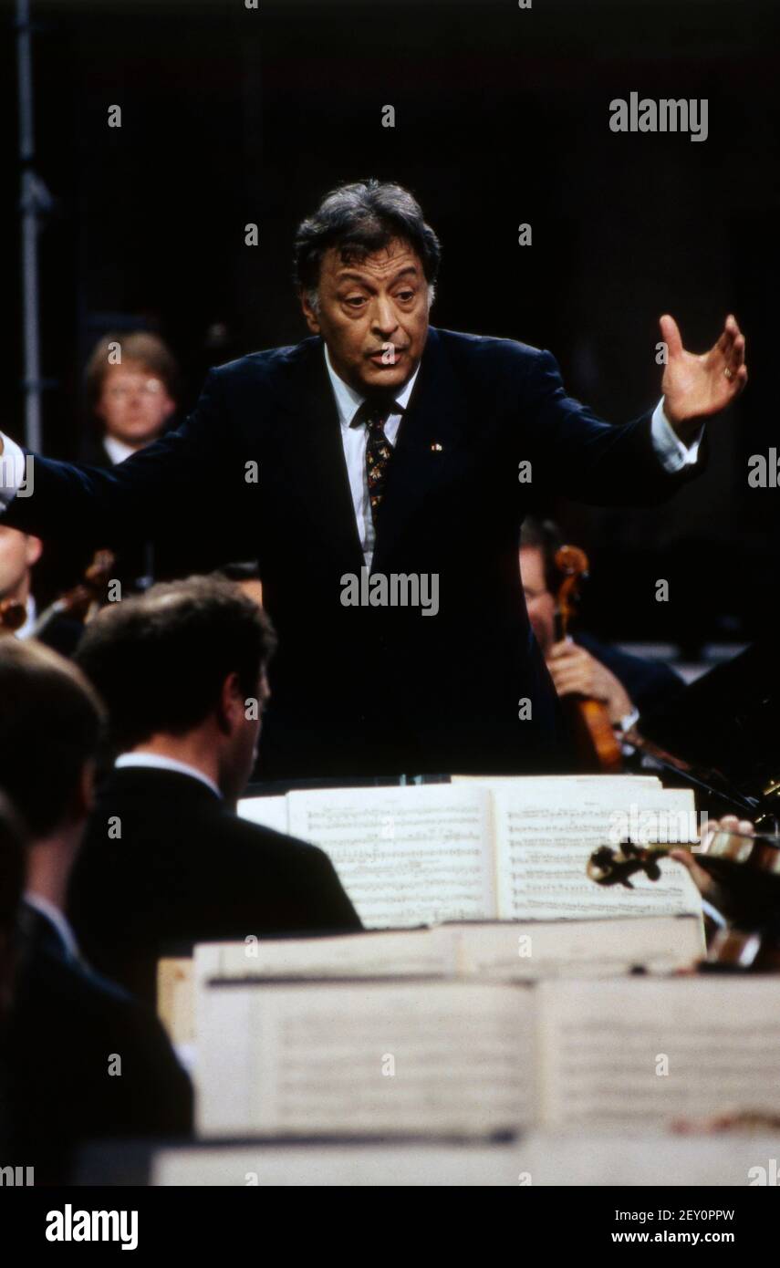 Zubin Mehta, indischer Dirigent und die Berliner Philharmoniker, 1997. Zubin Mehta, direttore indiano e orchestra Berliner Philharmoniker, 1997. Foto Stock