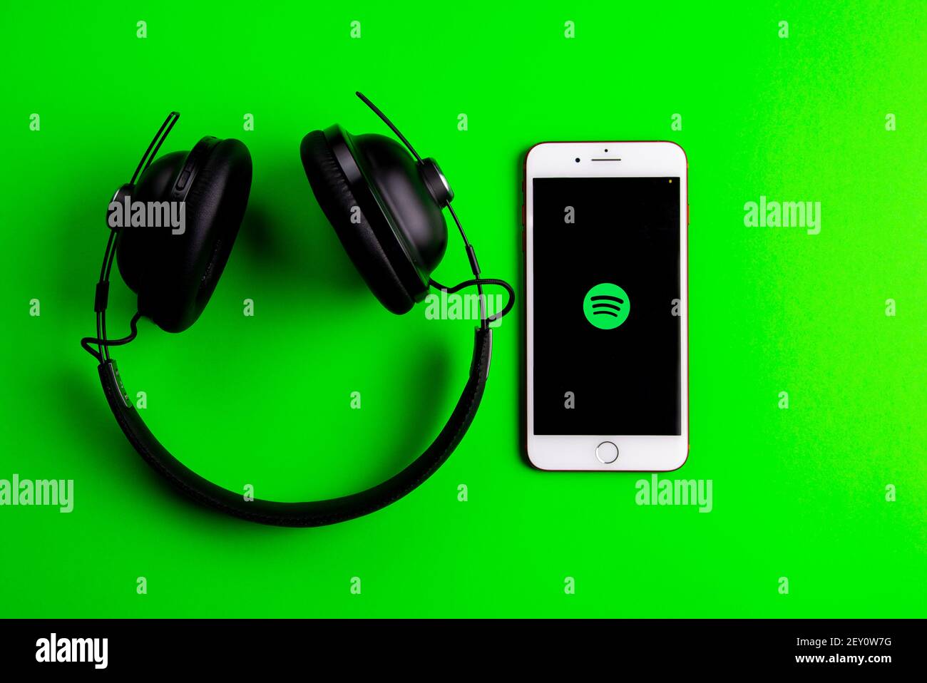 Spagna. 03, 05, 2021. Uno schermo di iphone che mostra l'icona di spotify  con auricolari Beats, perfetto per ascoltare musica in movimento Foto stock  - Alamy