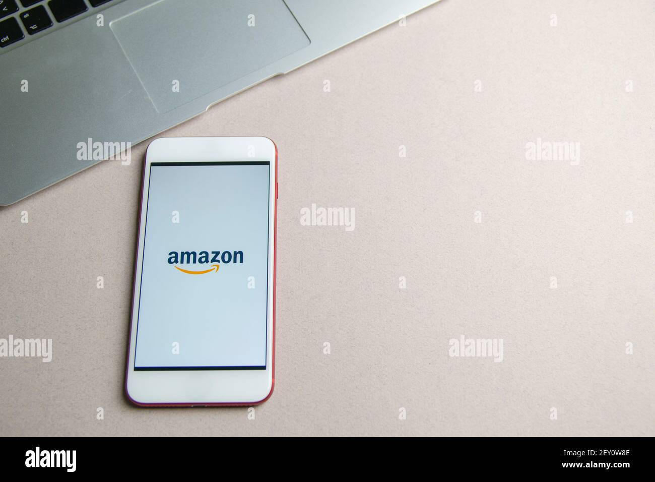 Spagna. 03, 05, 2021. App Amazon sullo schermo dell'iphone. Amazon è di proprietà di Amazon Inc., il più grande rivenditore di Internet negli Stati Uniti Foto Stock