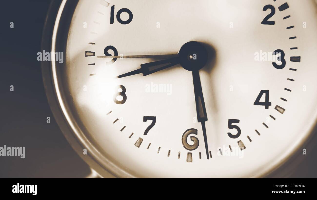 Il vecchio orologio sul quadrante mostra le ultime otto del mattino. Tempo  in rapido movimento e passato. Ricordi Foto stock - Alamy