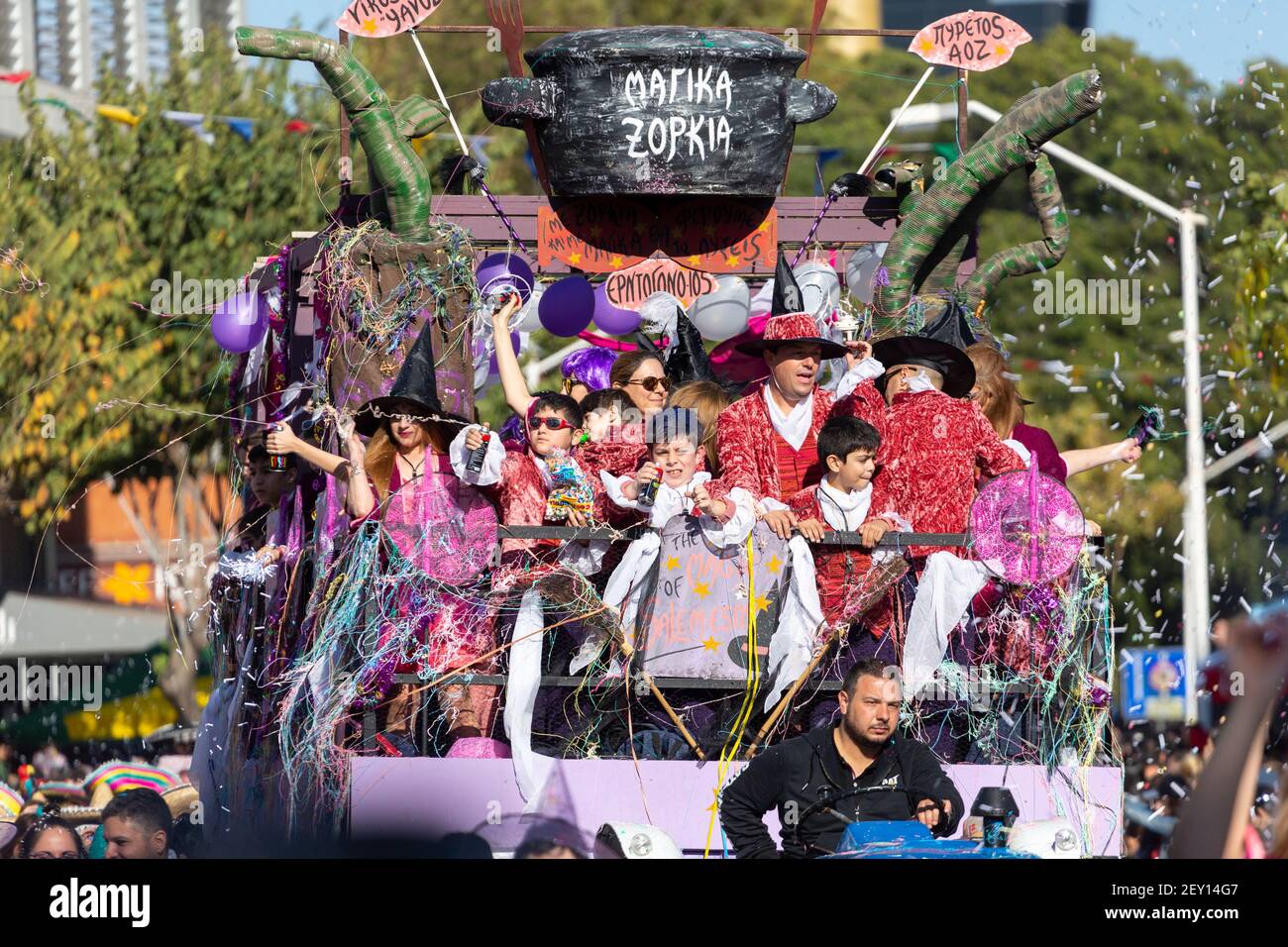 Una folla di persone che vivono in incantesimi magici galleggia durante il Carnevale di Limassol, Cipro, 1 marzo 2020 Foto Stock